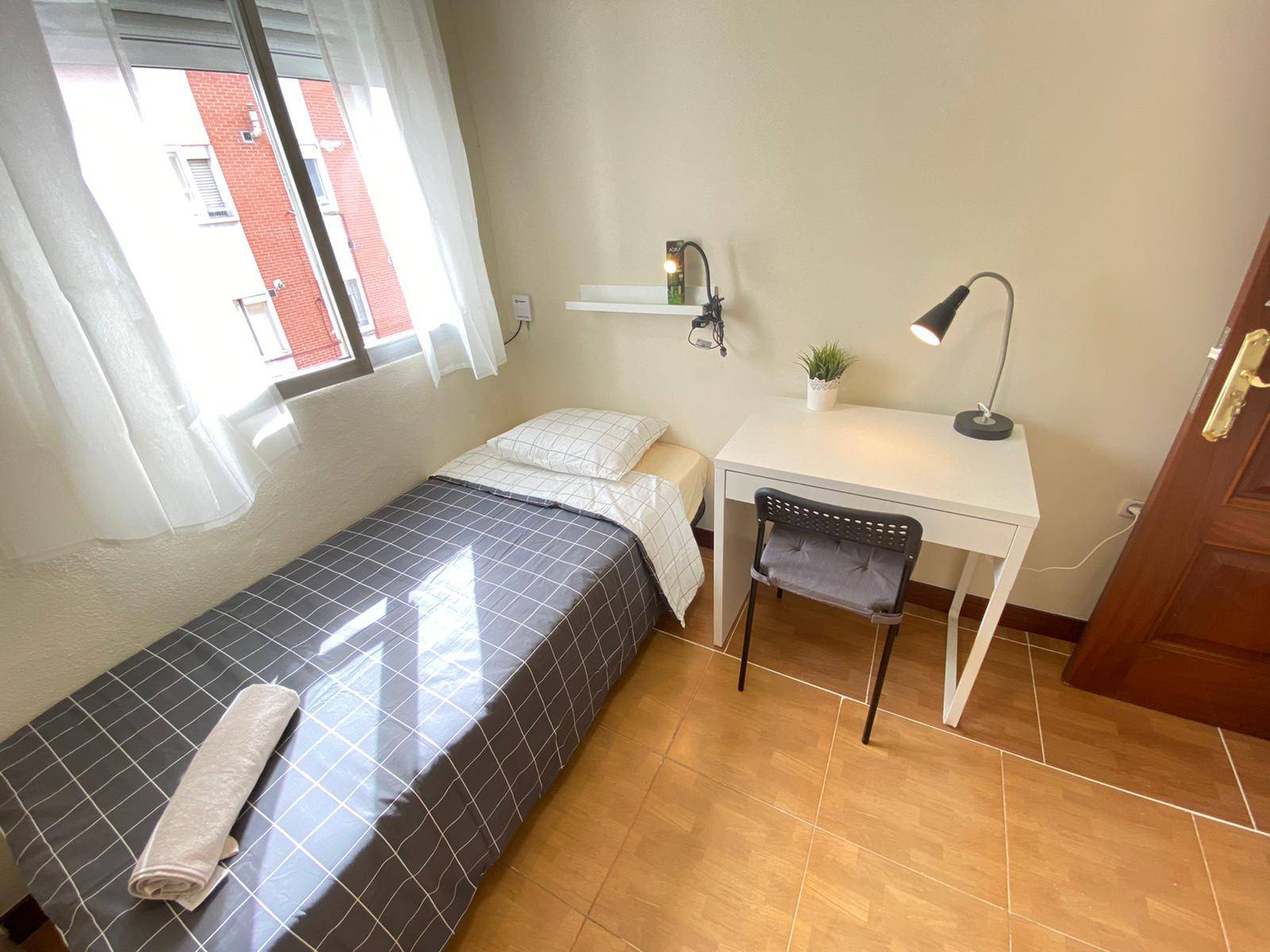 Habitación privada IV en Calle del Pico de Alba 1/34