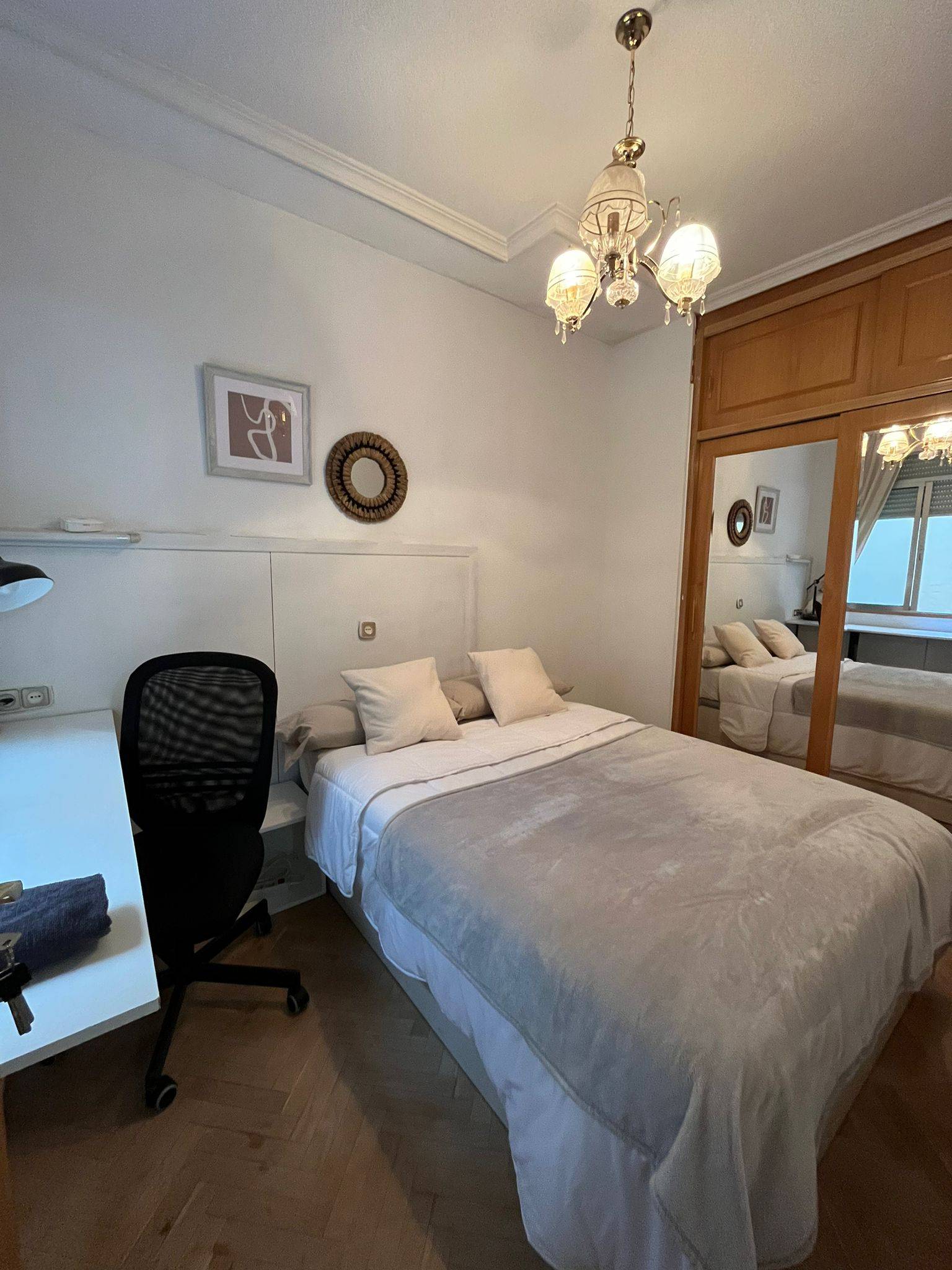 Private room VI on Calle de Fernández de los Ríos 1/17