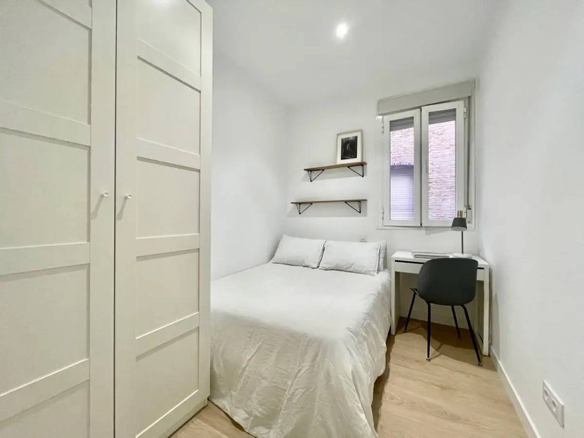 Private room X on Calle de Francos Rodríguez 2/28