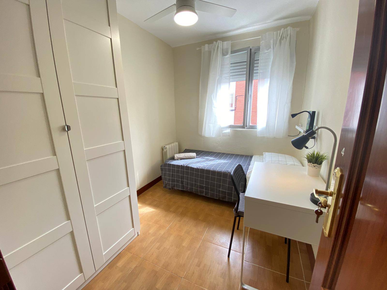 Habitación privada IV en Calle del Pico de Alba 2/34