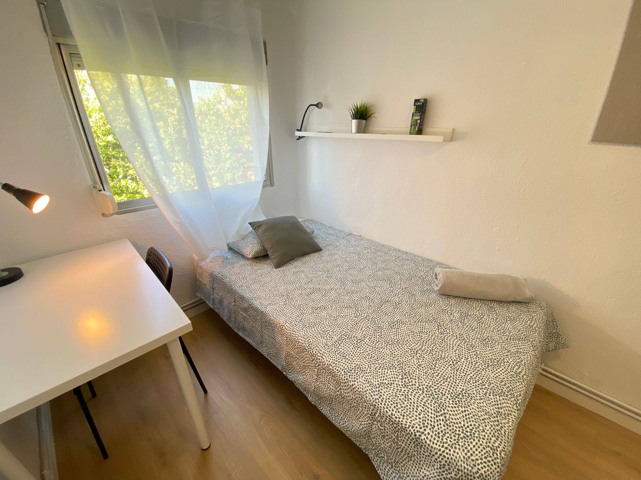 Habitación privada II en Calle Benalmádena 1/18