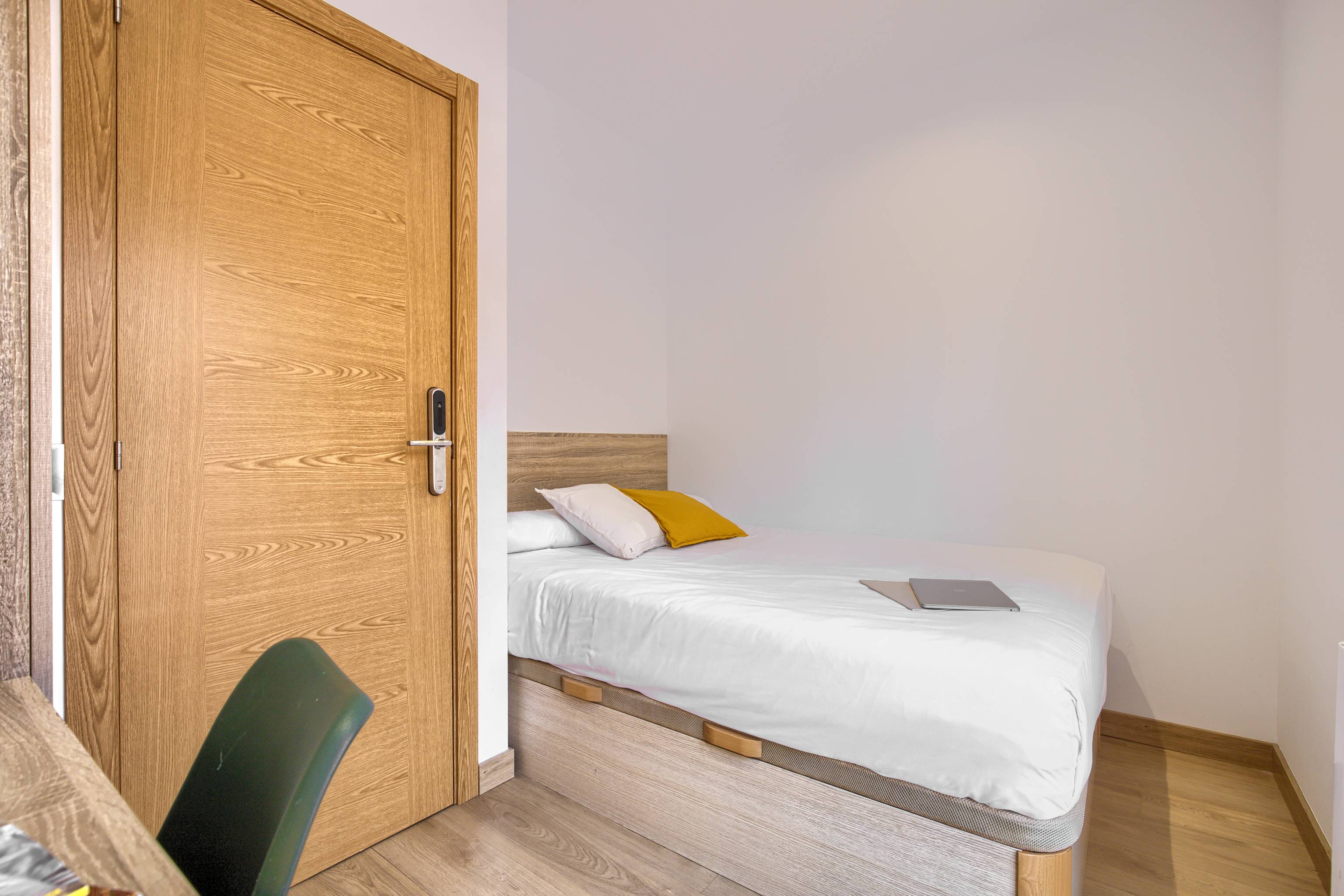 Private room X on Calle María Bosch 2/21