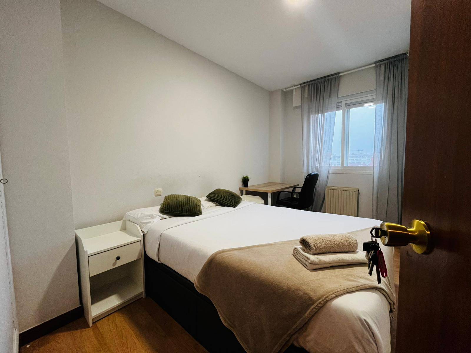 Private room II on Calle de Marcelina 1/21