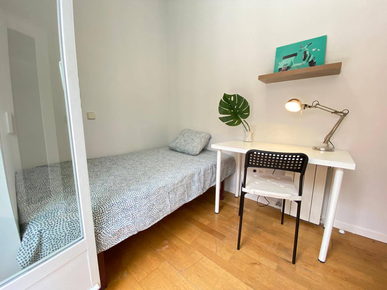 Private room IV on Calle del Carmen 1/20