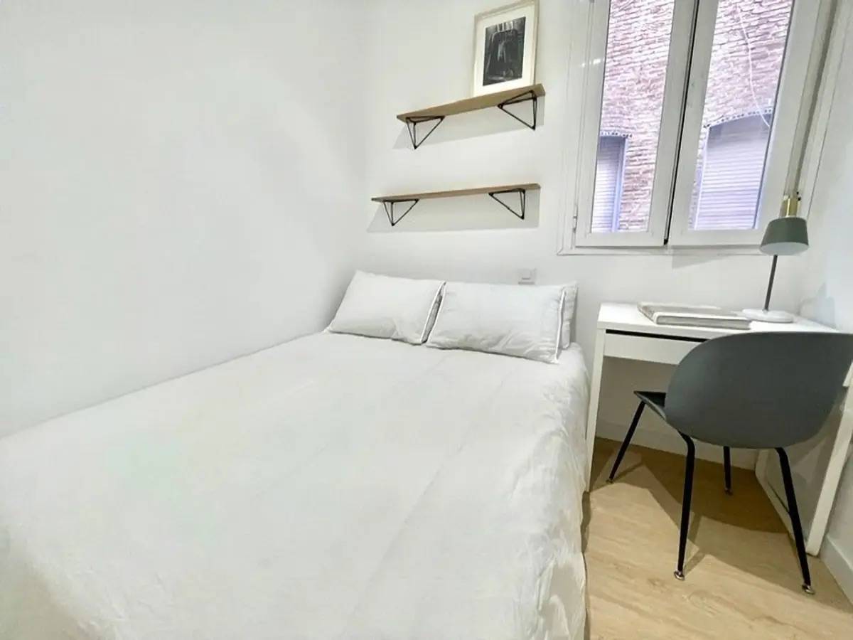 Private room X on Calle de Francos Rodríguez 1/28