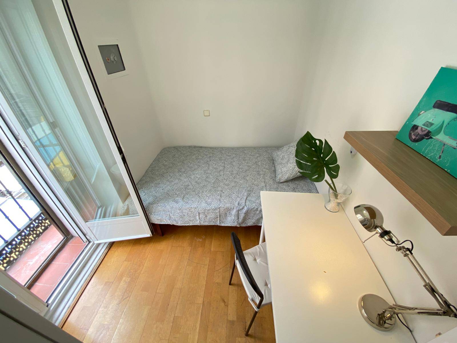 Private room IV on Calle del Carmen 2/20